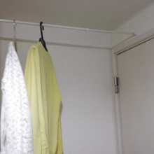 突っ張り棒でドアの後ろに洗濯物置き場