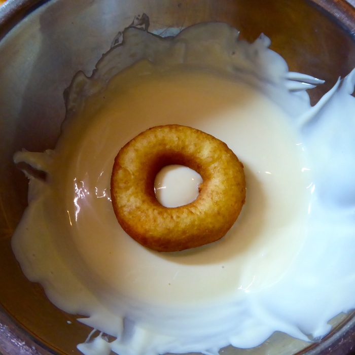 チョコレートは湯煎で溶かしてください。