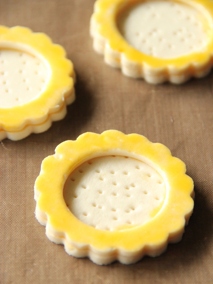 パイシートを型で抜いて、卵液で接着。