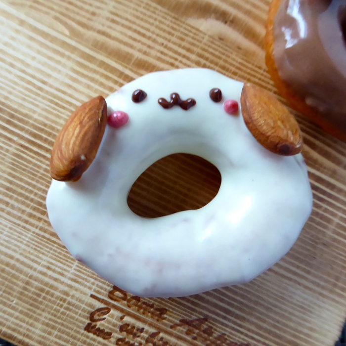 チョコペンで顔を書きましょう。