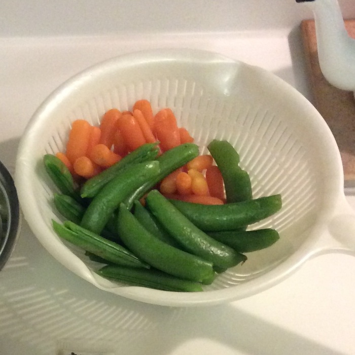 スナップエンドウの筋を取り下茹でする。