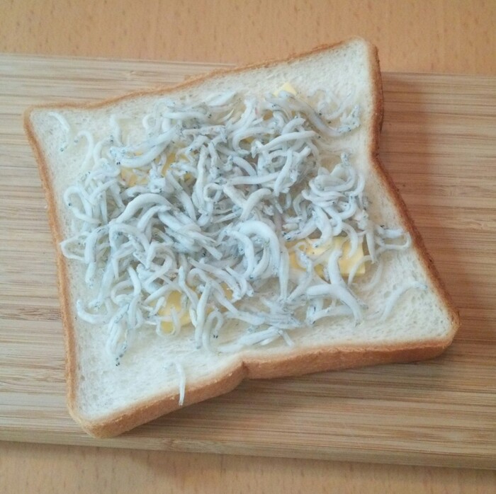 パンに材料をのせる