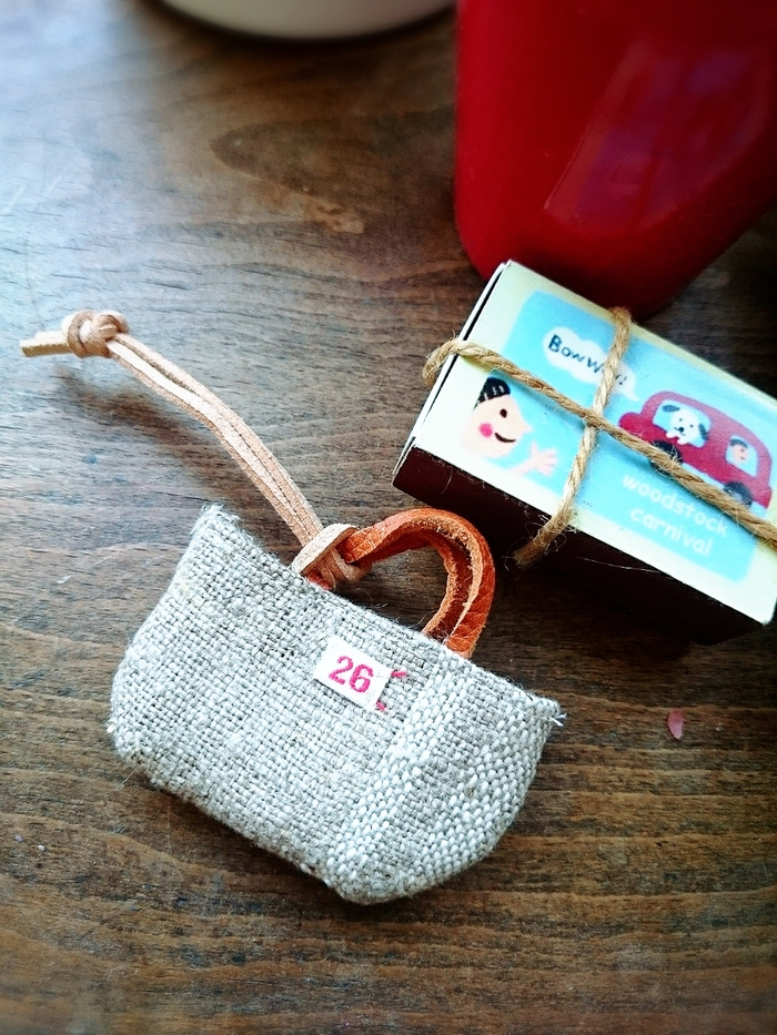 手作りチャームを添えて