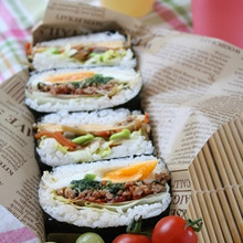 裏ワザ!「おにぎらず」をお弁当箱に綺麗に詰めよう♪