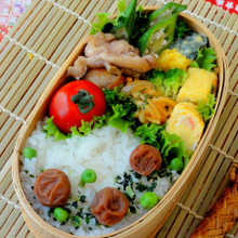 梅干&グリーンピースで大人弁をポップに♪