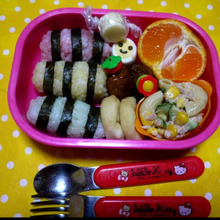 手づかみにも♪食べやすい一口サイズでデコ弁当