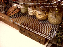 キッチンの隙間2センチに、100均のミニトレー ♪