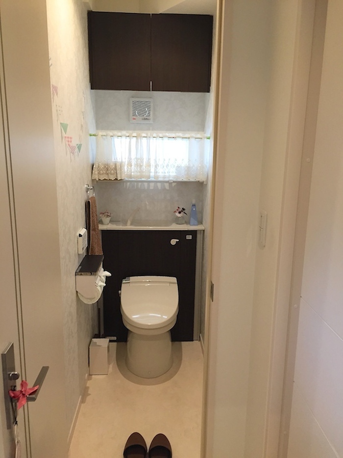 24㎝の隙間にトイレットペーパーが収納出来る