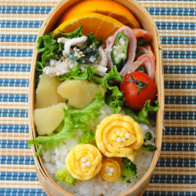 大人デコ弁♡くるくる巻くだけ黄色いバラのお弁当