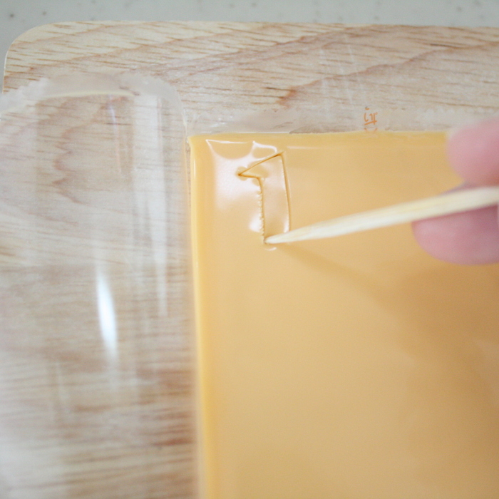 チーズをカット