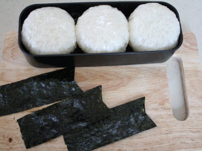 おにぎりを握る