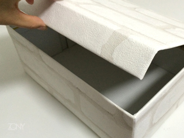 フタの一方を留めて前開きに