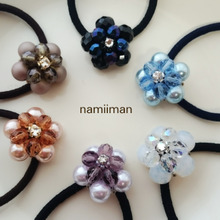 色を変えるだけで 楽しめる! お花のヘアゴム
