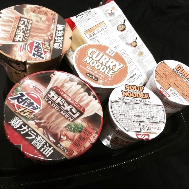 かさばるカップラーメンや保存食は、丈夫な紙袋で見た目スッキリ収納!