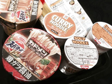 かさばるカップラーメンや保存食は、丈夫な紙袋で見た目スッキリ収納!