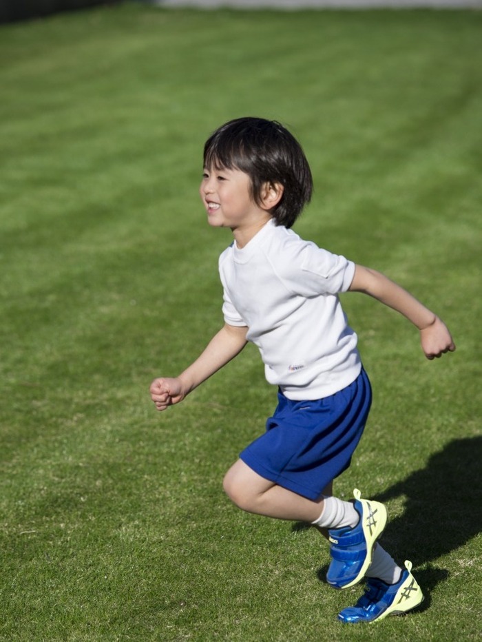 子どもの靴選び、正しいサイズの測り方って？