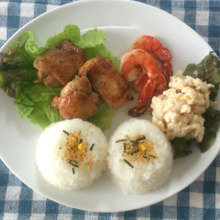 意外と簡単!チキン&シュリンプ&ポテトマカロニサラダのハワイアンプレート♪