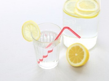 1. レモン水を飲む