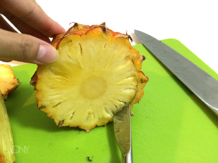 【手順３】パイナップルを転がしながら切る
