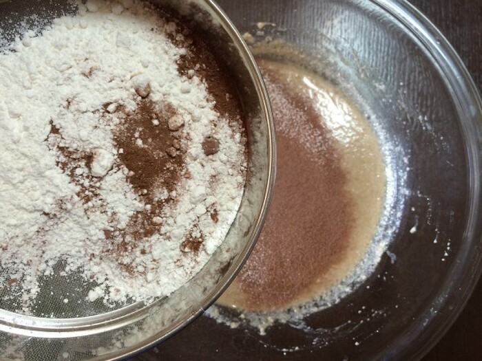 3・粉をふるいいれる