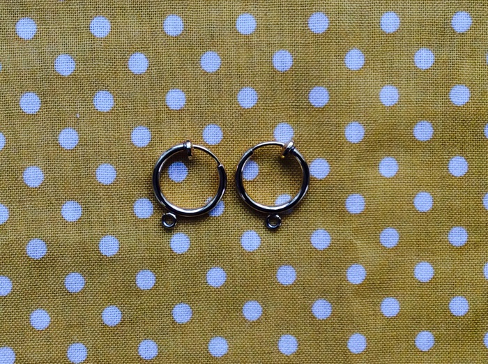 バネ式のイヤリングパーツ