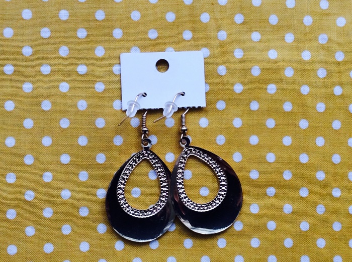 ピアスを裏返したところです。