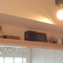 100均グッズで、飾り棚をスッキリさせてみました。