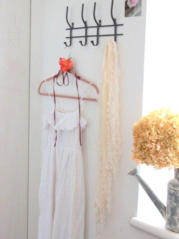 私のお部屋の壁面収納♪100円ショップの壁掛けアイアンフックで収納不足を解消