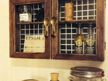 100均木箱の簡単リメイク♪キャビネット風飾り収納棚