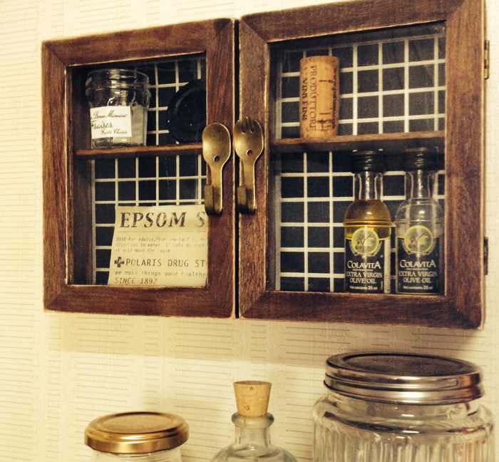 100均木箱の簡単リメイク♪キャビネット風飾り収納棚