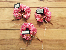 小さな女の子の洋服のようなシュシュ。