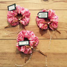 小さな女の子の洋服のようなシュシュ。