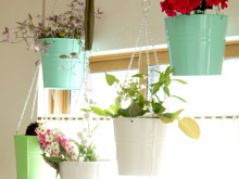 IKEAのハンギングプランターで窓辺を華やかに