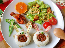 ご飯を器に!お口アーン♡うさちゃんデコキーマカレー