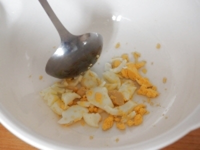 ②お玉の背でつぶす&ふちで切る