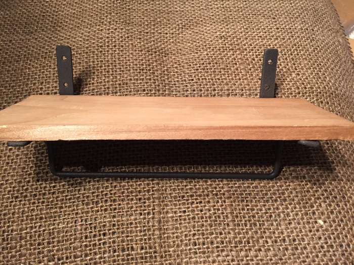 木箱にウォール棚を取り付けます