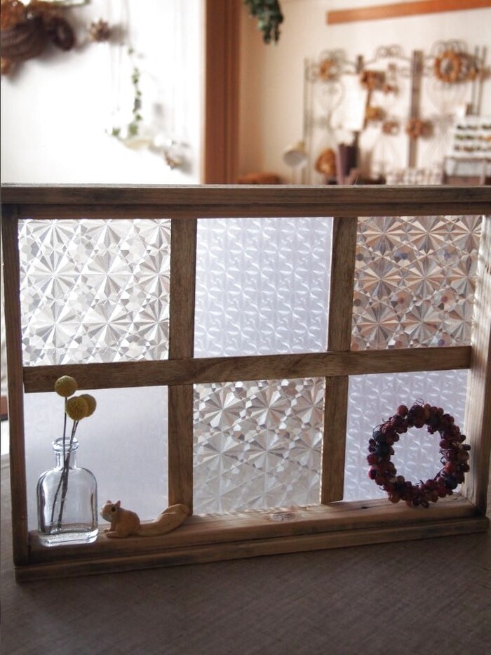 古道具の木枠と100均で昭和レトロな飾り窓