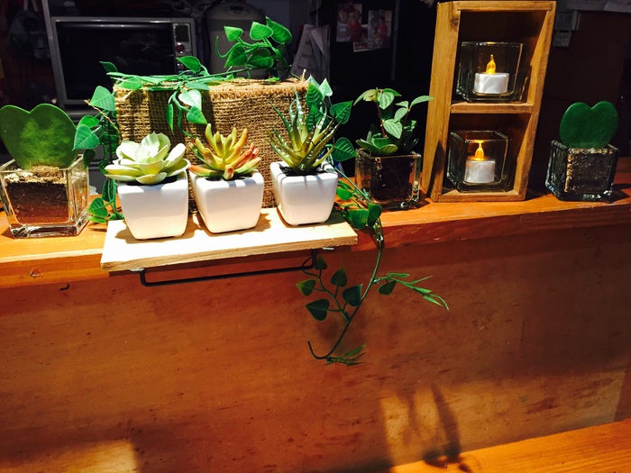 フェイクグリーンや観葉植物を飾ります