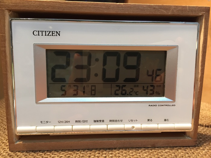 置時計をセリアの100均木箱にはめます