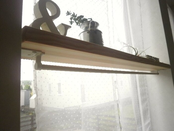 窓辺にDIYミニ棚