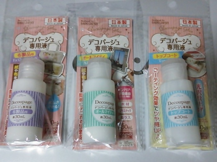 ②ヘルメットに切り取ったペーパーナプキンを貼ります