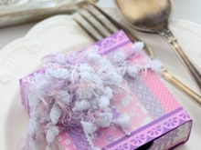 裏返し技で簡単♪毛糸のポンポンとマスキングテープで空き箱リメイク