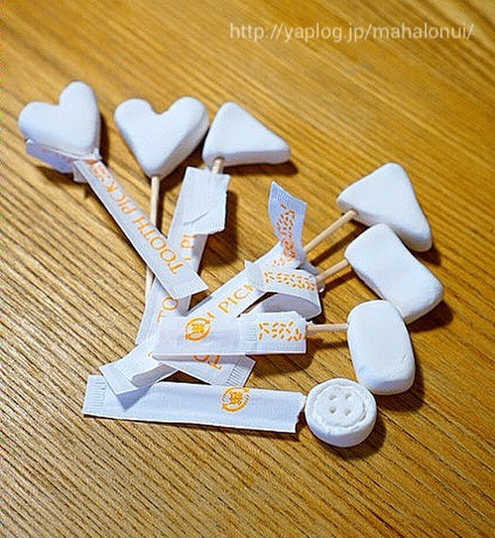 1.粘土で好きな形を作り爪楊枝の持ち手に差し込む