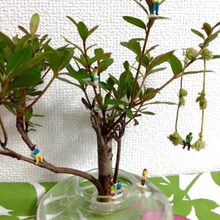 お部屋グリーンにダイソーのミニチュアフィギュア&毛糸のブランコ♪