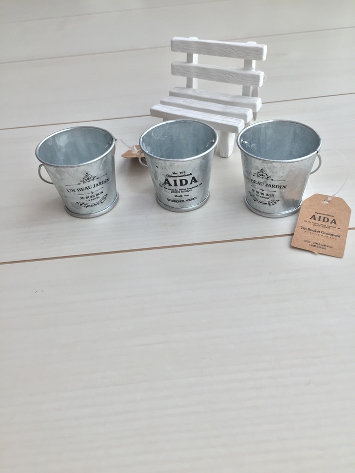 セリアのブリキ缶