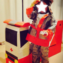 段ボールが大変身!100均テープで消防士さんのヘルメット