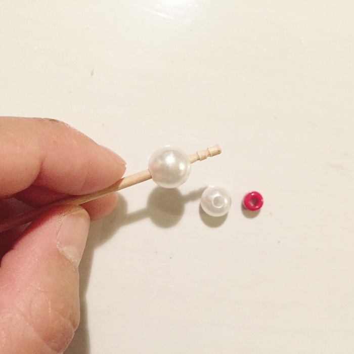 ピックにパールとビーズを通します。