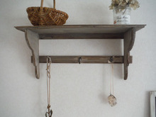 ダイソー工作板とばらした100均すのこで作るアンティーク風シェルフ♪