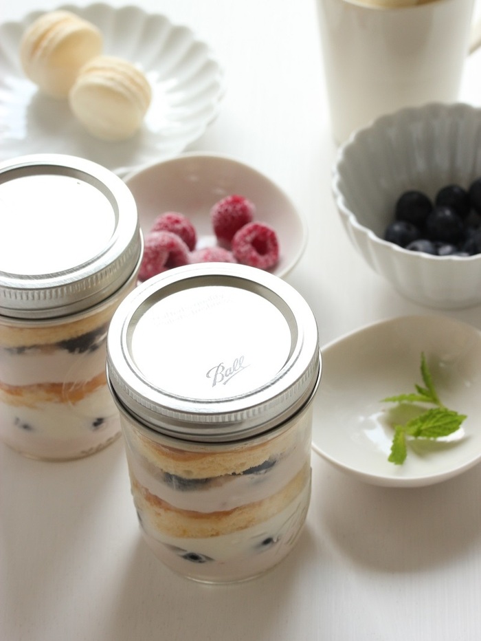 ジャーにクリームとスポンジを交互に入れていきます。