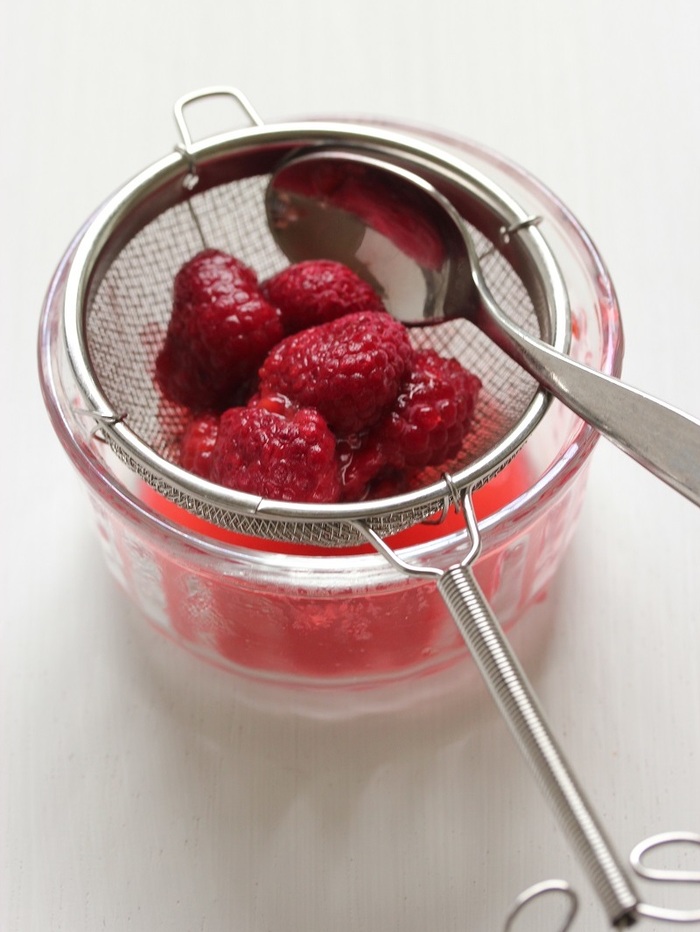 冷凍ラズベリーをレンジでチンしてピュレを作ります